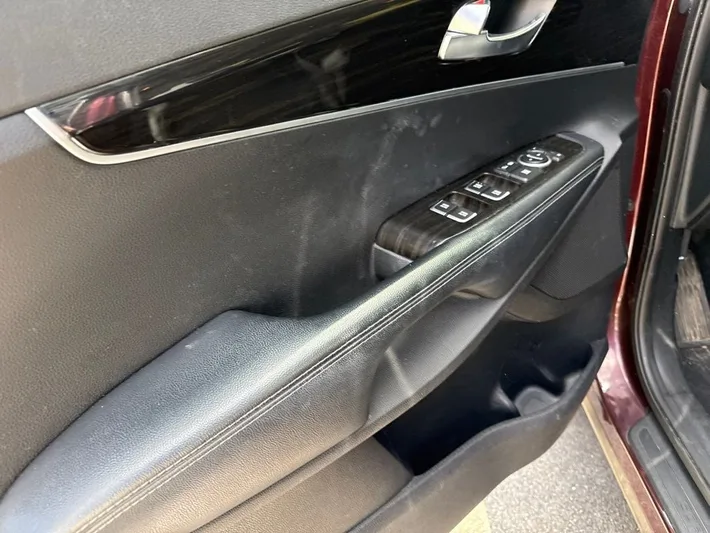 2020 Kia Sorento - view 13