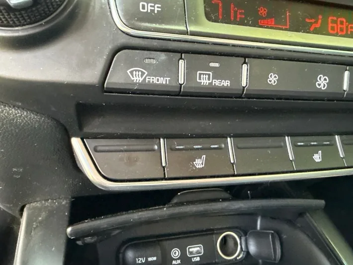 2020 Kia Sorento - view 16