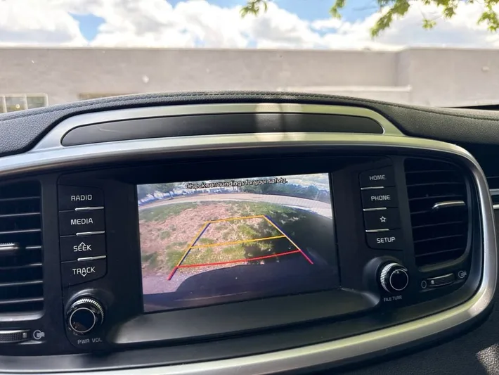 2020 Kia Sorento - view 17