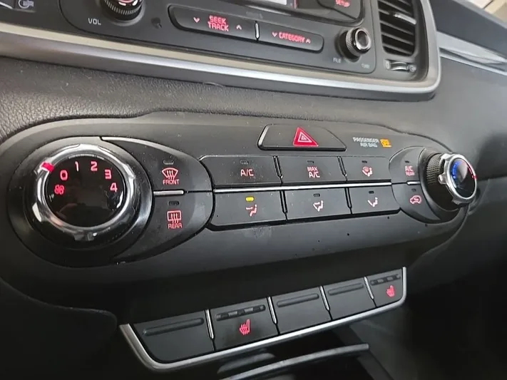 2016 Kia Sorento - view 17