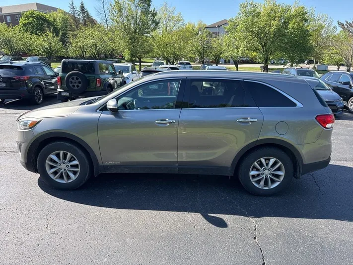 2016 Kia Sorento - view 4