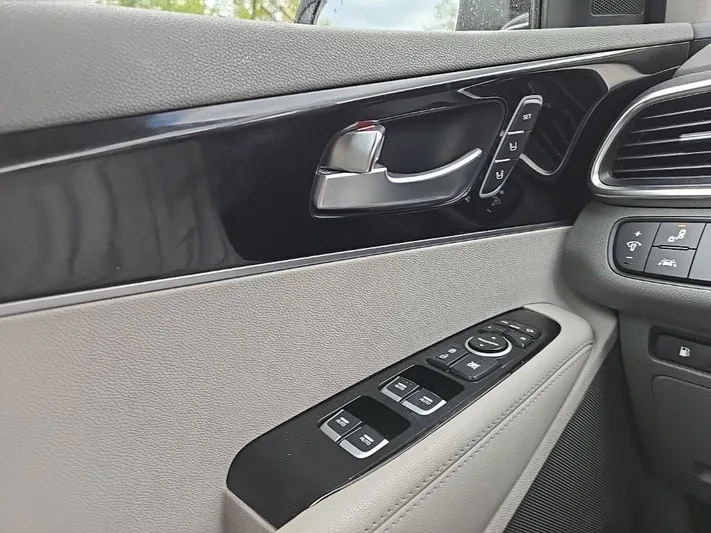 2018 Kia Sorento - view 13