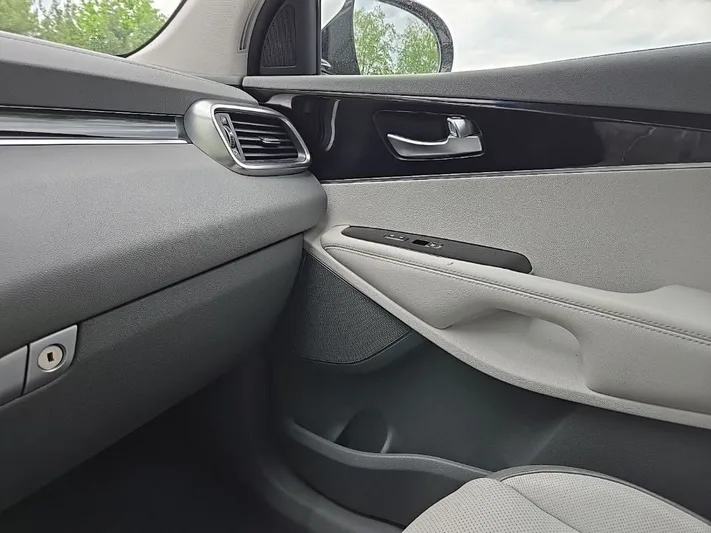 2018 Kia Sorento - view 22