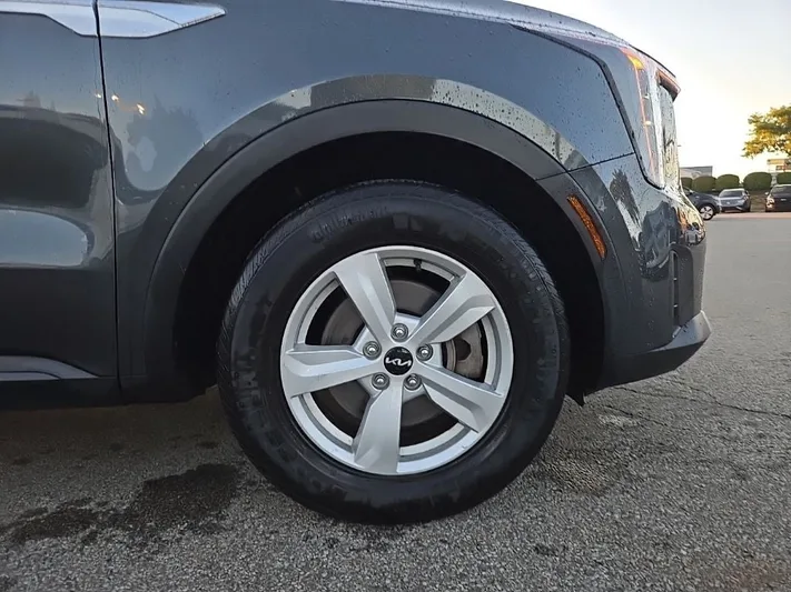 2024 Kia Sorento - view 12