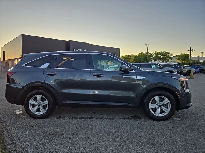 2024 Kia Sorento - view 2