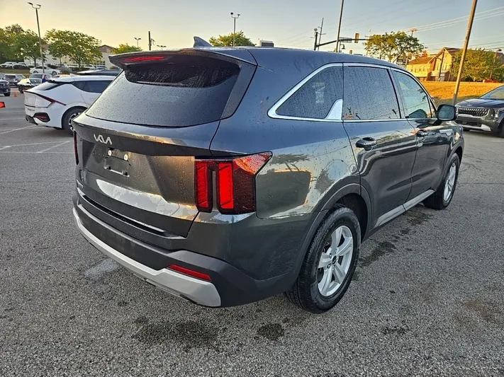 2024 Kia Sorento - view 3