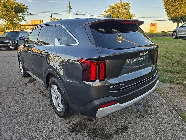 2024 Kia Sorento - view 7
