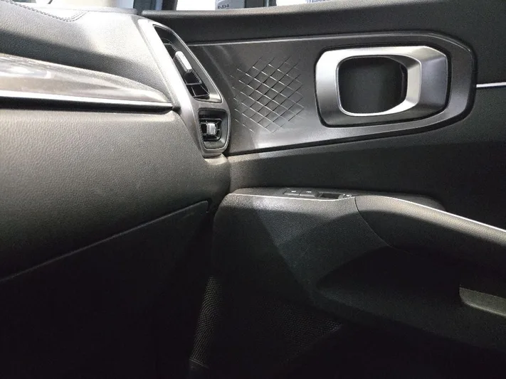 2022 Kia Sorento - view 12