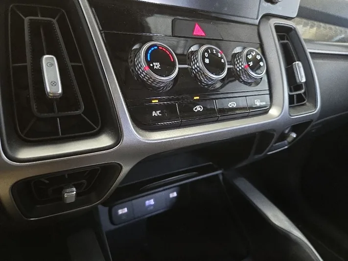 2022 Kia Sorento - view 16