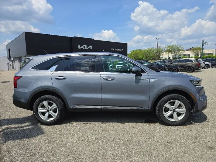 2022 Kia Sorento - view 2