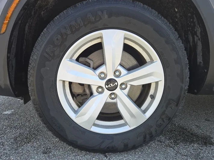 2022 Kia Sorento - view 22