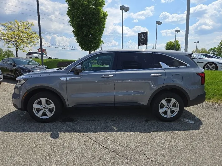 2022 Kia Sorento - view 5