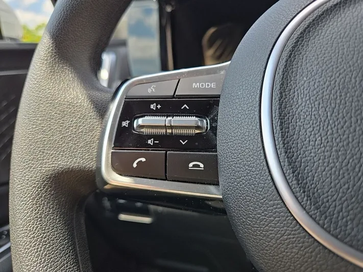 2023 Kia Sorento - view 15
