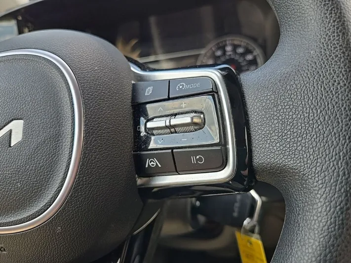 2023 Kia Sorento - view 16