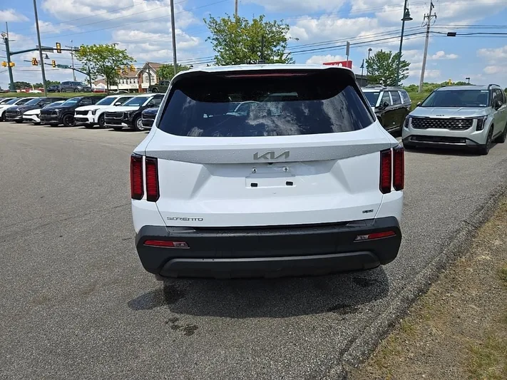 2023 Kia Sorento - view 6