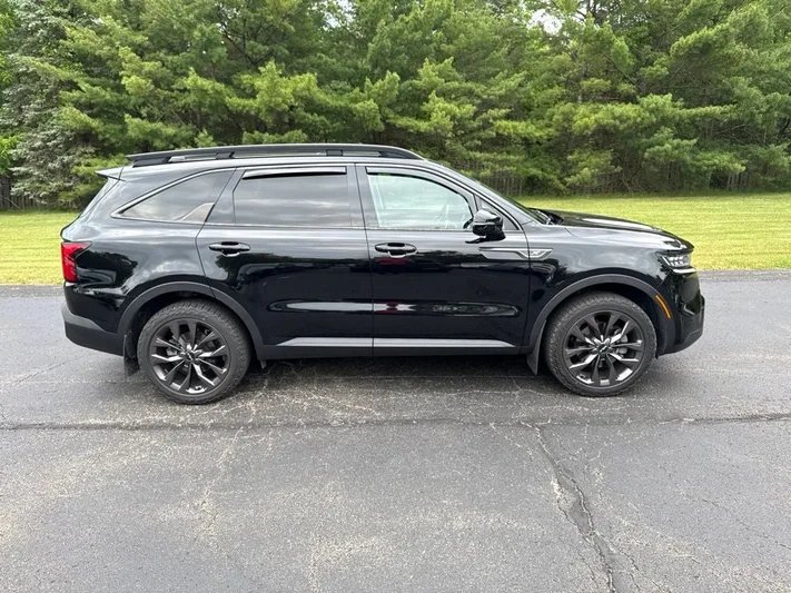 2022 Kia Sorento - view 4