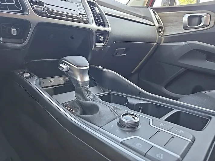 2023 Kia Sorento - view 21