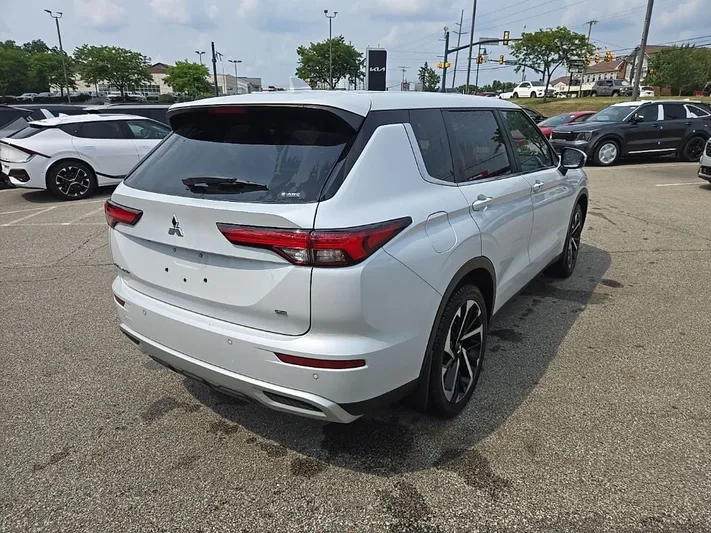 2024 Mitsubishi Outlander - view 3