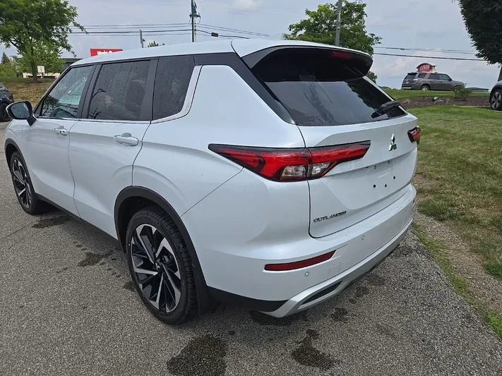 2024 Mitsubishi Outlander - view 4