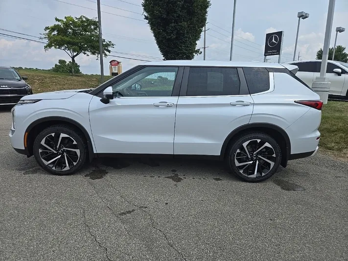 2024 Mitsubishi Outlander - view 5