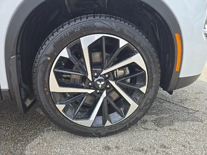 2024 Mitsubishi Outlander - view 9