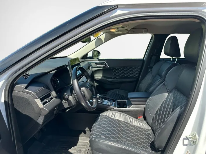 2022 Mitsubishi Outlander - view 12