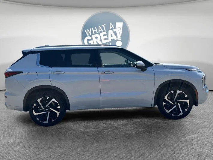 2022 Mitsubishi Outlander - view 2