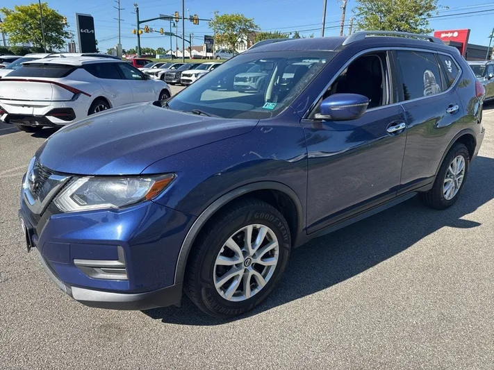 2017 Nissan Rogue - view 3