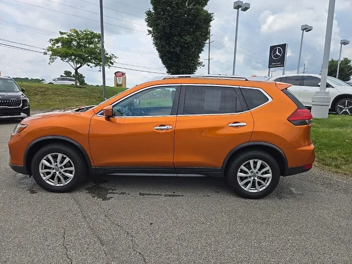 2017 Nissan Rogue - view 9