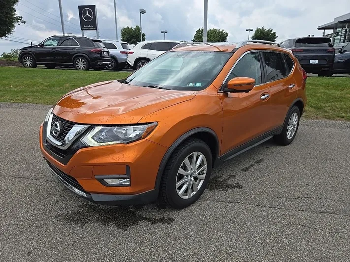2017 Nissan Rogue - view 10