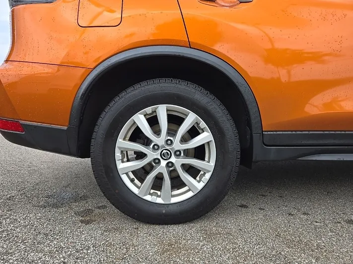 2017 Nissan Rogue - view 12