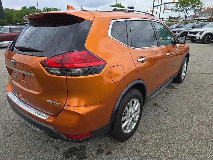 2017 Nissan Rogue - view 3