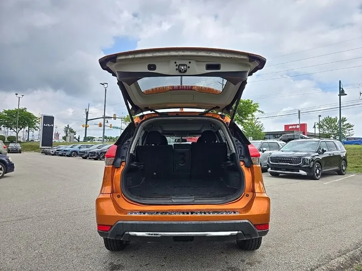 2017 Nissan Rogue - view 5