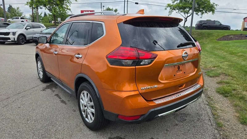 2017 Nissan Rogue - view 6