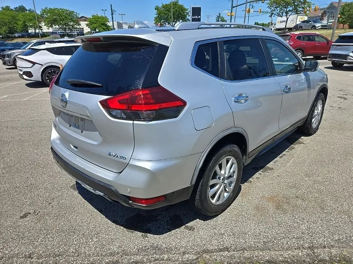 2020 Nissan Rogue - view 3