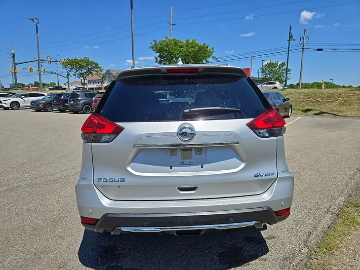 2020 Nissan Rogue - view 5