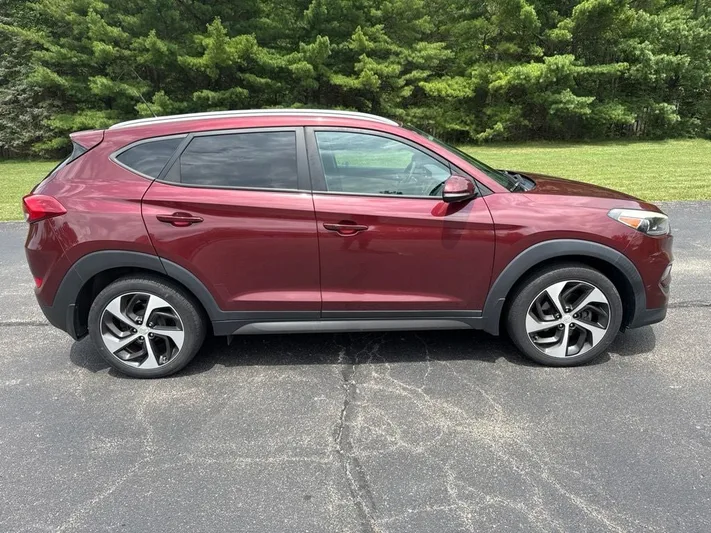 2016 Hyundai Tucson - view 5