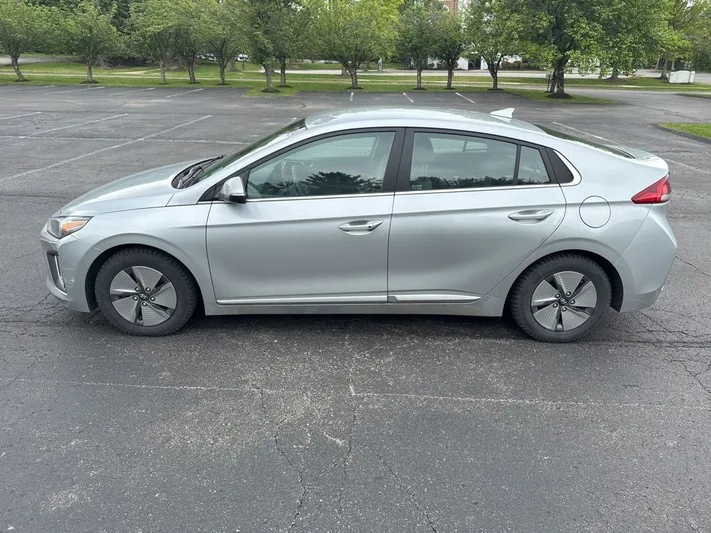 2022 Hyundai Ioniq - view 4
