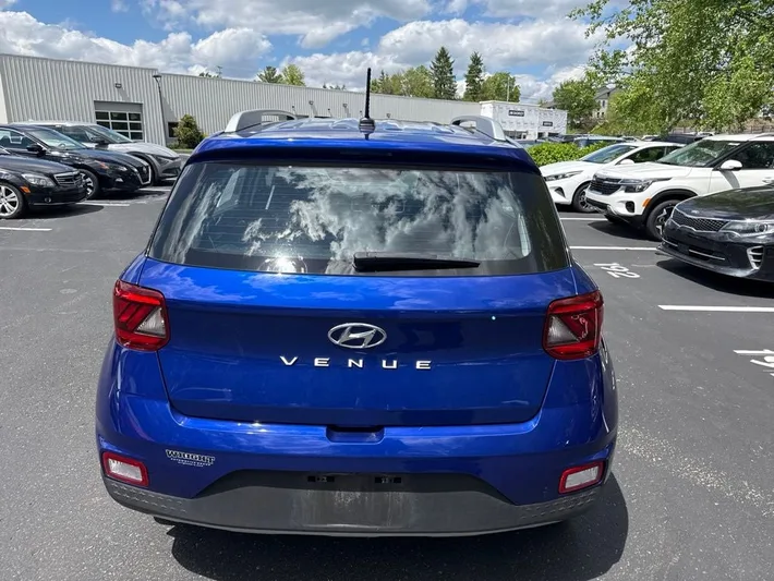 2023 Hyundai Venue - view 4