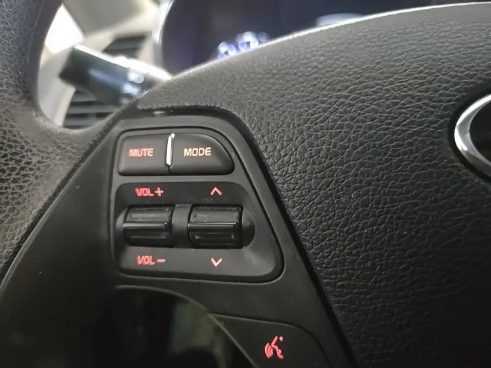 2016 Kia Forte - view 12