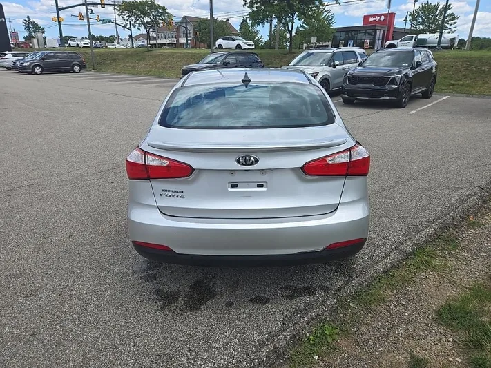 2016 Kia Forte - view 4