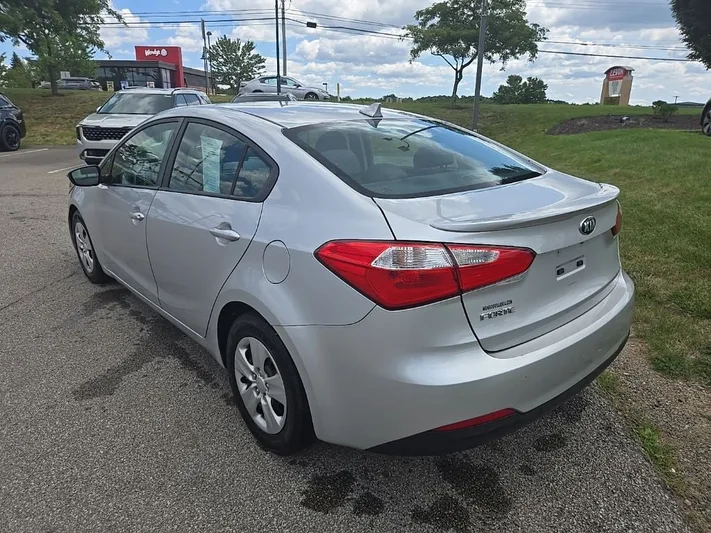 2016 Kia Forte - view 5