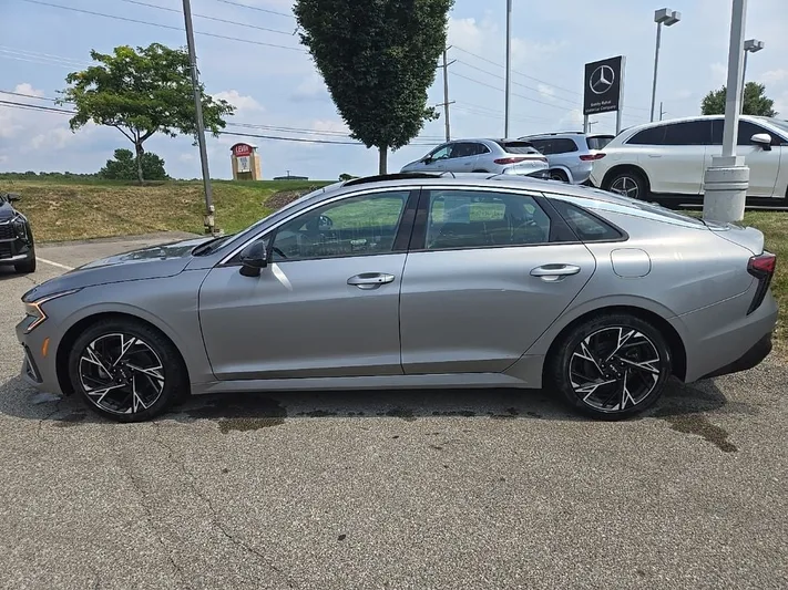 2025 Kia K5 - view 9