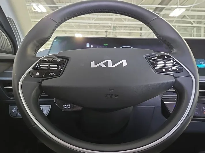 2022 Kia EV6 - view 14