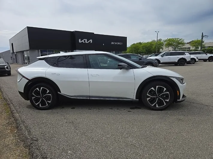 2022 Kia EV6 - view 2
