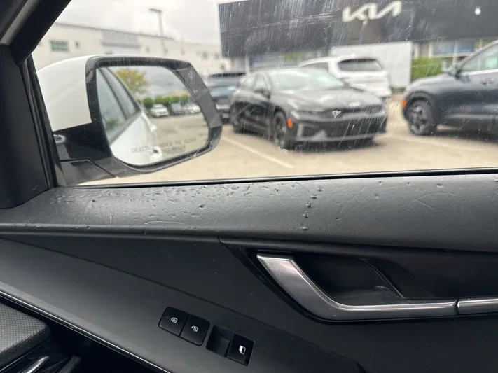 2023 Kia Niro - view 8