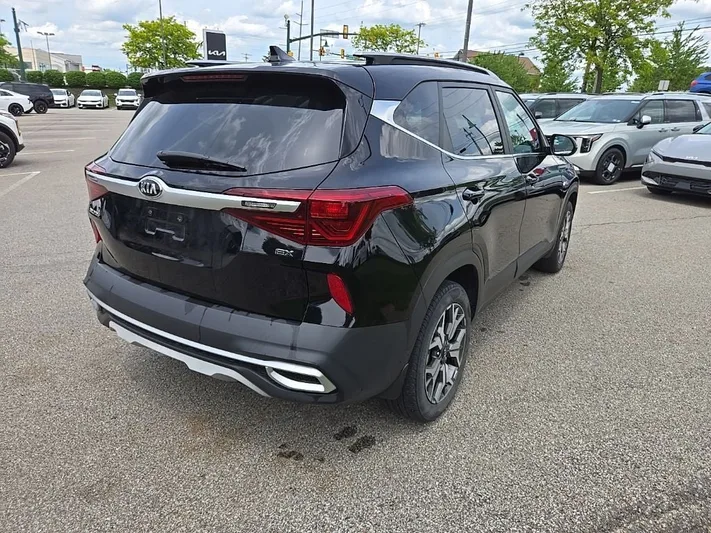 2021 Kia Seltos - view 3