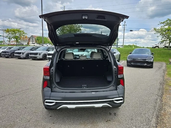 2021 Kia Seltos - view 5