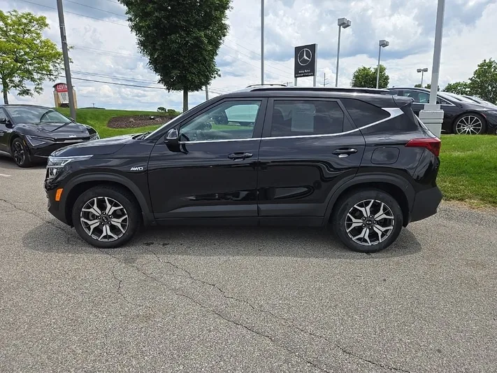 2021 Kia Seltos - view 9
