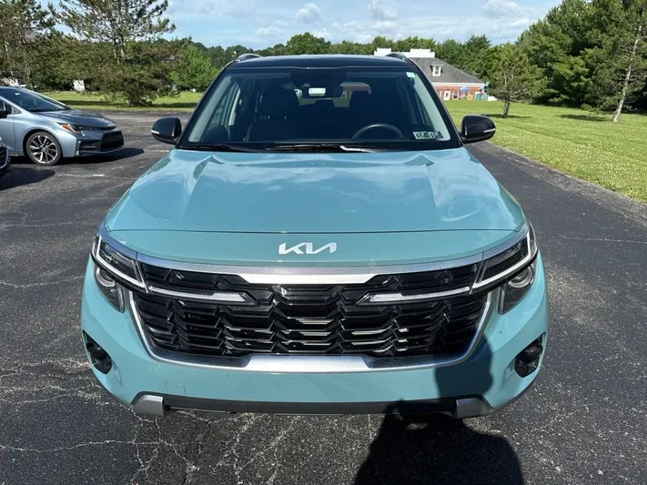 2025 Kia Seltos - view 2
